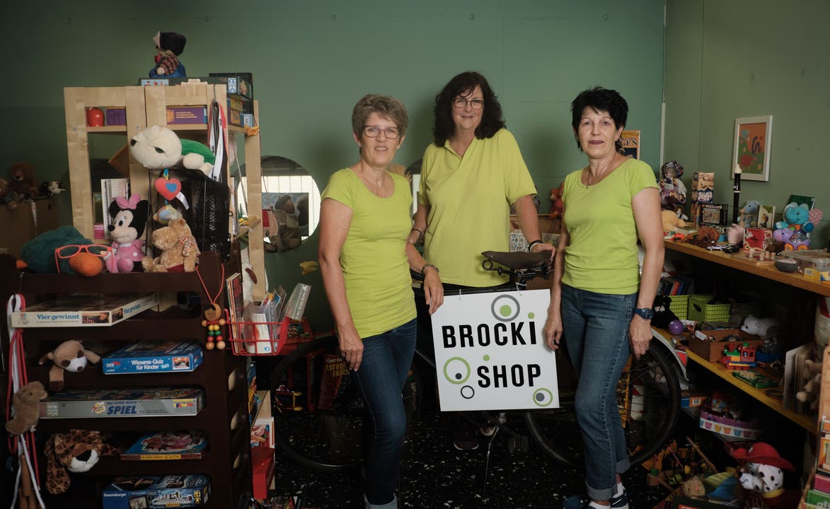  Die Schwestern Agnes Häfeli (li.) und Lisa Zehnder (re.) betreiben mit ihrer Freundin Betty Egloff (Mitte) seit drei Jahren ehrenamtlich den Brocki-Shop "Dies&amp;Das" in Neuenhof.
