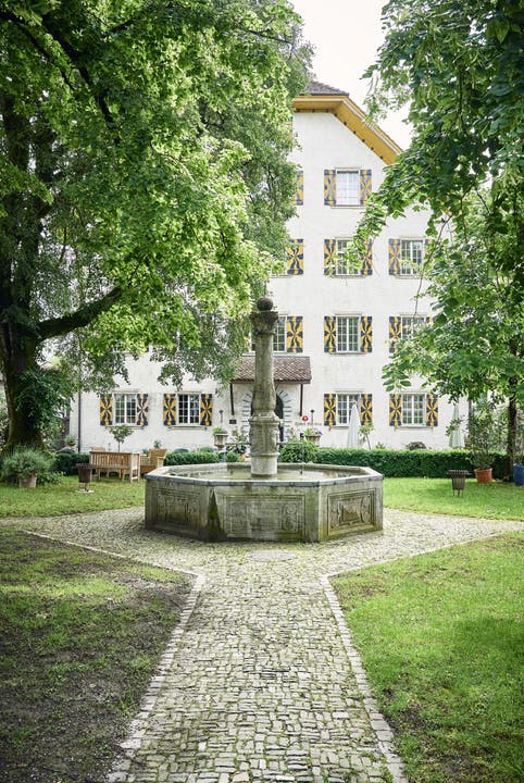 Der Schlosshof mit Brunnen: Hier feiern regelmässig Hochzeitsgesellschaften.