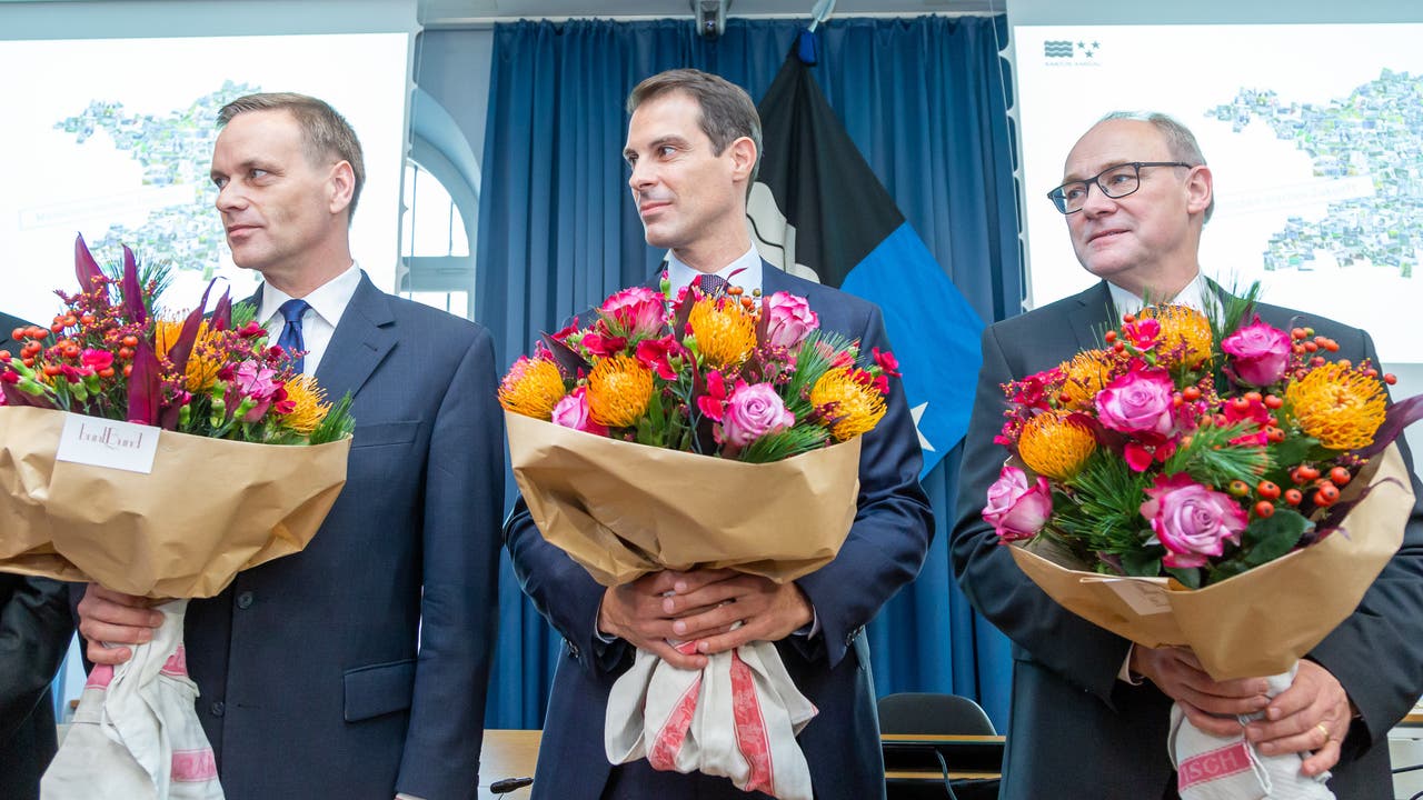 Die drei Gewählten mit Blumenstrauss: Jean-Pierre Gallati, Thierry Burkart und Hansjörg Knecht.