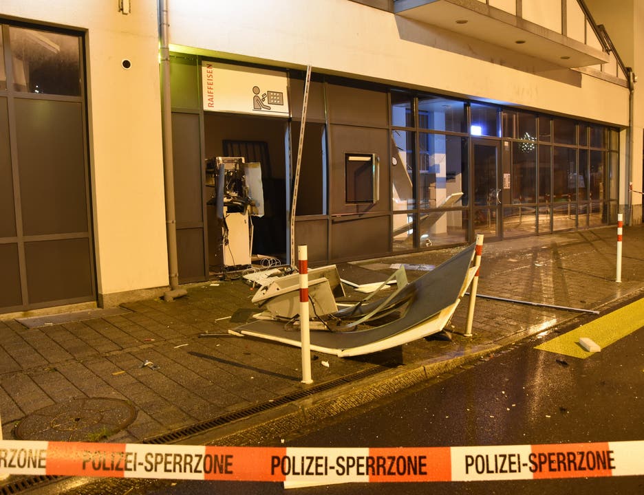 Sevelen SG, 12. Dezember: Eine unbekannte Täterschaft hat einen Bankautomaten aufgesprengt. Anschliessend flüchtete sie mit Bargeld in unbekannter Höhe. Der entstandene Sachschaden ist enorm. Die Kantonspolizei St.Gallen sucht Zeugen.