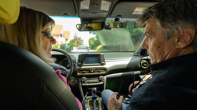 Erstmals seit 15 Jahren fährt Monica Hohl wieder Auto. Fahrlehrer Robert Jetter hilft ihr, wieder sicherer zu werden.