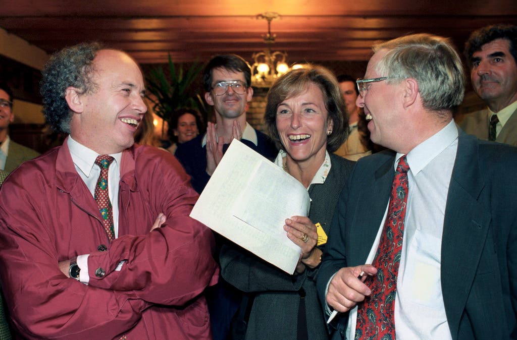 Blocher mit seiner Frau Silvia und Parteikollege Ueli Maurer während der Nationalratswahlen 1995. Maurer wurde 1991 in den Nationalrat gewählt.