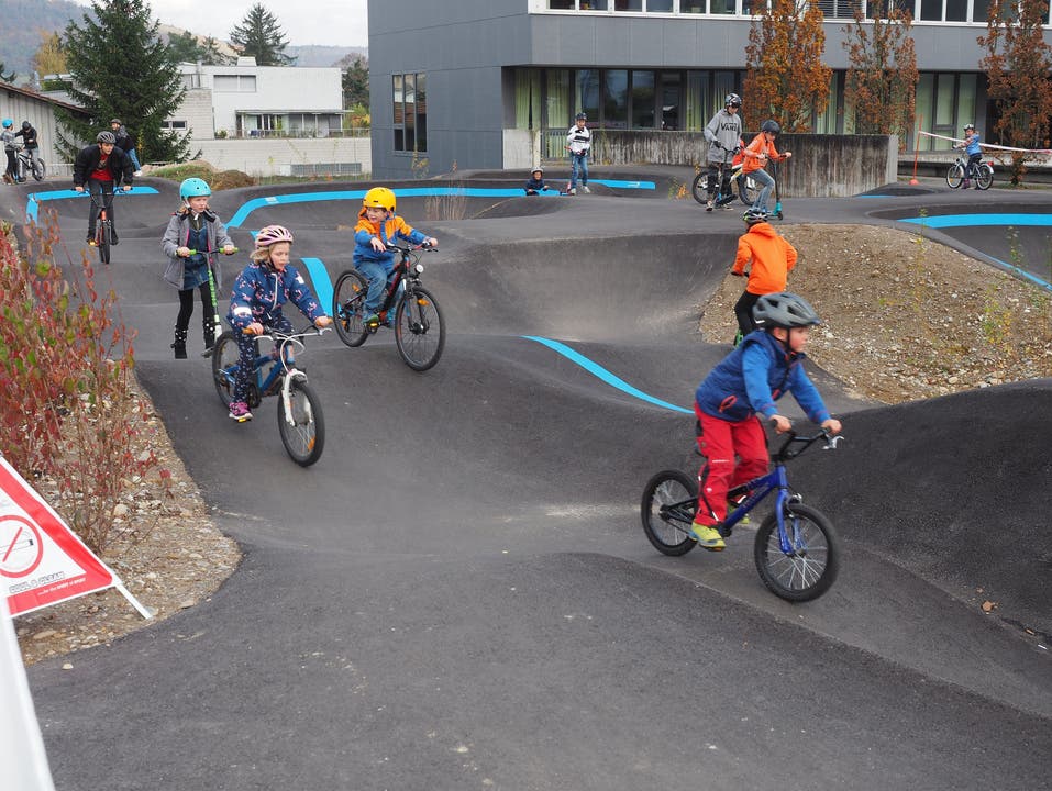 Der neue «Pumptrack», ein Rundkurs für Mountainbikes und Skateboards auf dem Schulgelände, wird schon rege genutzt.