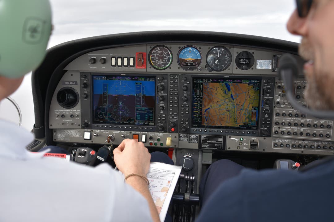 Blick ins Cockpit: Intensive Kommunikation zwischen Fluglehrer (rechts) und seinem Schüler.