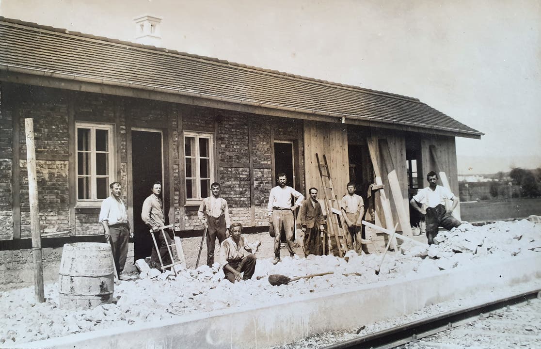 Dieses Foto am Bahnhof in Bellach ist 1926 und damit drei Jahre vor der Firmengründung entstanden. Firmengrüner Johann Späti-Adam ist als zweiter von links zu sehen.