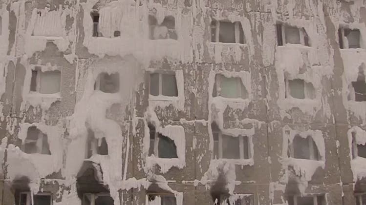 Hier harren vier Familien aus: Wasserrohrbruch lässt ganzes Haus gefrieren