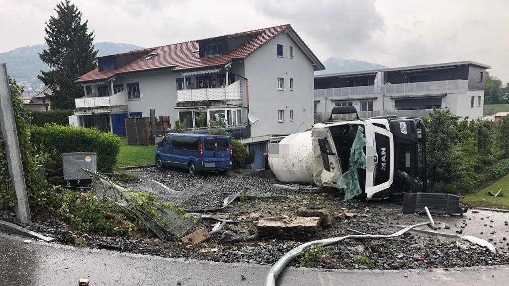 Lostorf SO, 13. Mai: Der Lenker verlor die Kontrolle über den Lastwagen, der zur Seite kippte und auf der Gegenfahrbahn zum Erliegen kam. Der Fahrer wurde leicht verletzt.