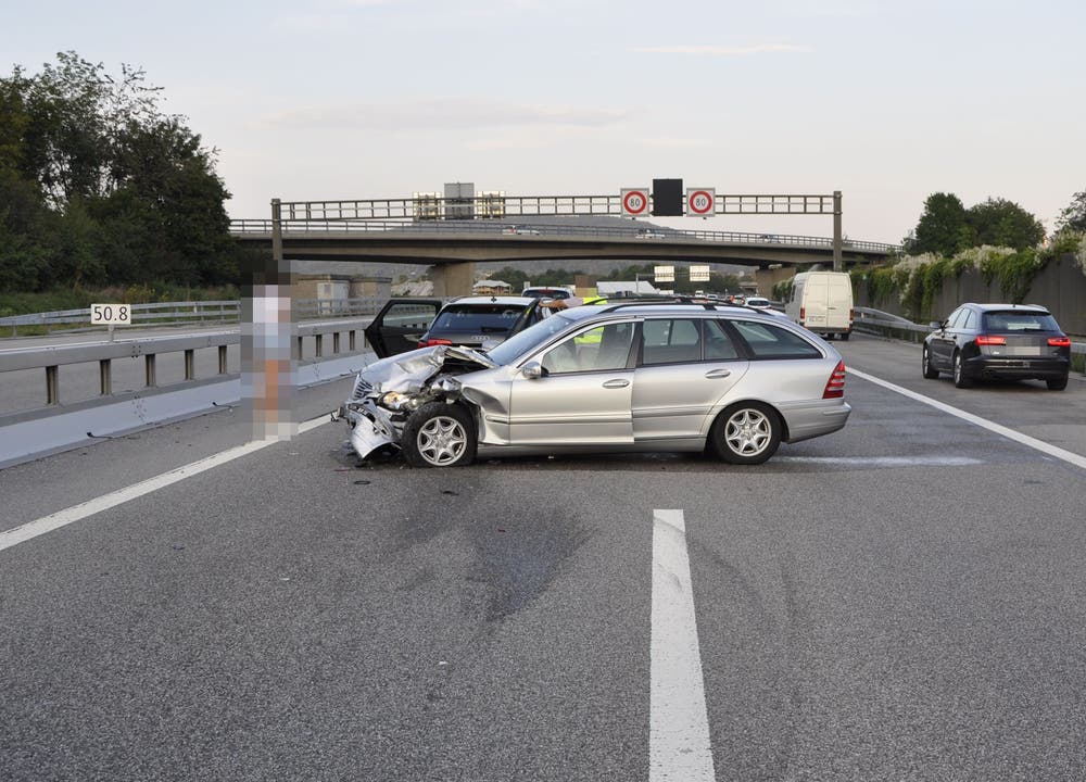 A1 bei Härkingen SO, 30. August: Bei einer Auffahrkollision mit zwei Fahrzeugen wurden drei Personen verletzt.