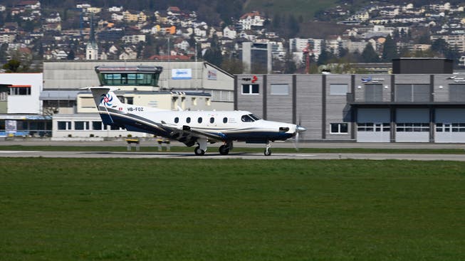 Der PC 12 der Firma Swiss Flight Services, ausgerüstet mit hochauflösenden Kameras, beim Start in Grenchen.