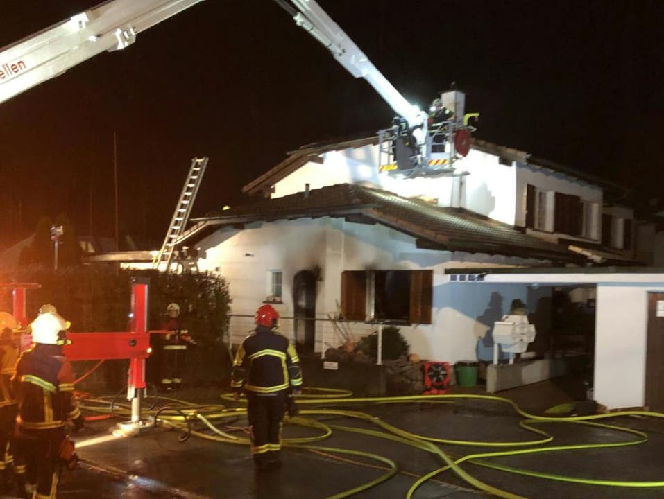 Zufikon AG, 9. Dezember: Beim Brand in einem Reiheneinfamilienhaus verlor eine 97-jährige Bewohnerin ihr Leben. Die Brandursache ist noch unklar.