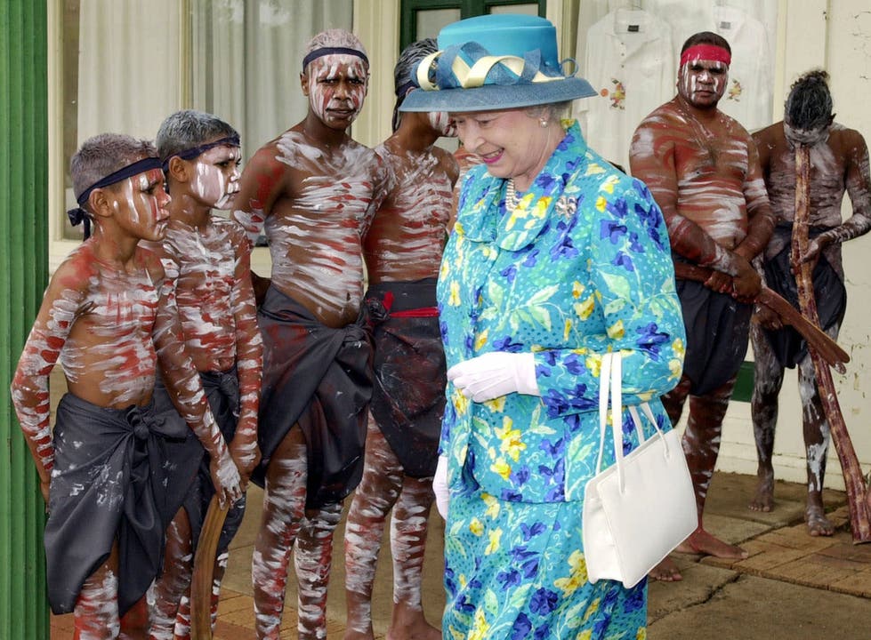 Elizabeth besucht als Oberhaupt des Staatenbundes Commonwealth in ihrer Amtszeit alle 54 angeschlossenen Länder (heute 53). Hier weilt sie im März 2000 bei traditionell geschmückten Ngemba-Muranari-Tänzern in Bourke, Australien.