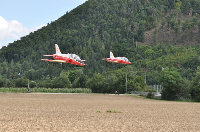 Die Jets fliegen in Balsthal ein synchronisiertes Programm.