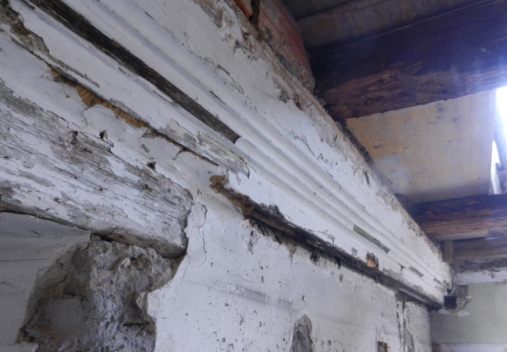 Mit verschieden breiten Kehlen verzierter Abschlussbalken einer früheren Holzdecke des späten 14. Jahrhunderts. Das Bild wurde vor der Sanierung aufgenommen.
