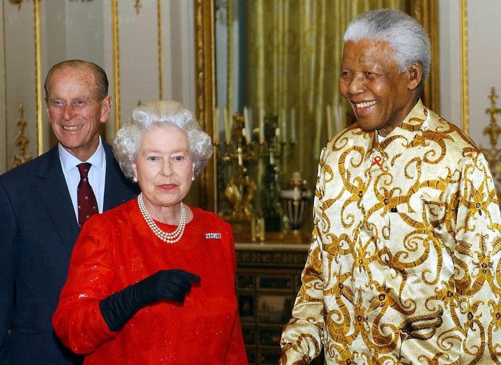 Zwischen Putin und Bush empfängt sie Nelson Mandela. Mit dem Ex-Präsidenten Südafrikas feiert sie das Hundertjahrjubiläum eines Fonds, der Stipendien an Studenten aus aller Welt vergibt, die in Oxford studieren wollen.