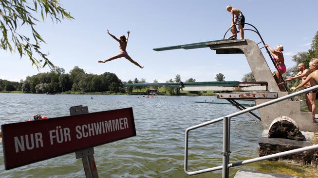 Ausserhalb des Schwimmbereichs im Strandbad Burgäschisee dürften nur Schwimmer sein.