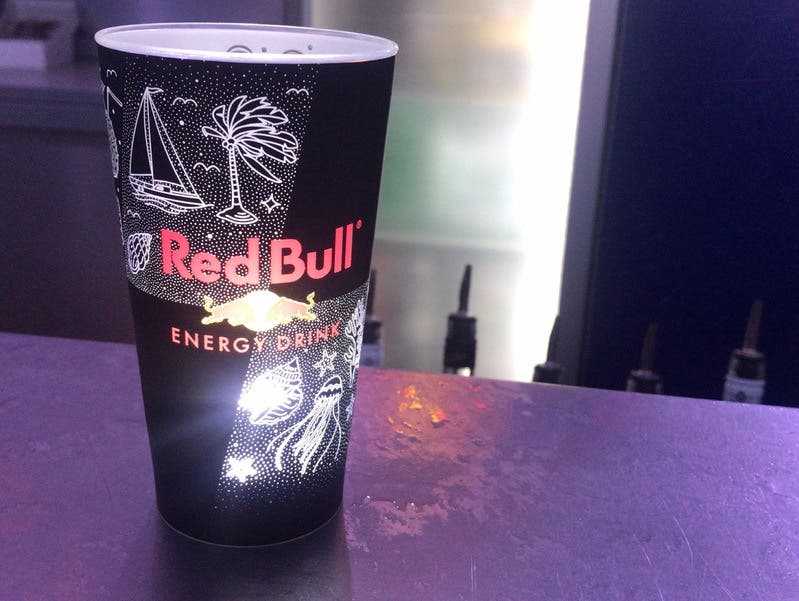 Auch dieses Jahr gibt es die leuchtenden Red Bull Becher am Red Bull Stand