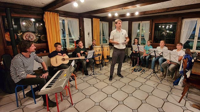 Michael Ess von der Kultur- und Jugendkommission eröffnet im «Kreuz» die Kulturnacht, kurz bevor das Schüler Ensemble der Primarschule Subingen spielte.