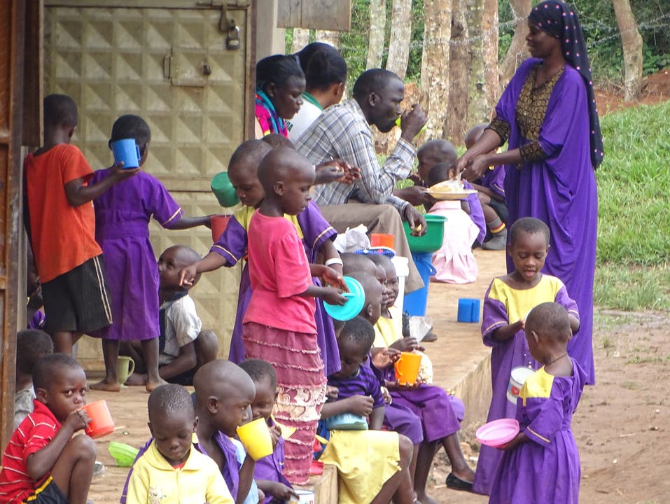 Hilfseinsatz in Afrika Die Bruggerin Caroline Käch (19) hilft mit einer Gruppe Schweizer und Schweizerinnen im Sommer 2019 in Uganda bei einem Schulprojekt der NGO Nouvelle Planète mit.