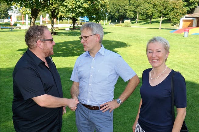 Christoph Fricker, SP (links), gratuliert dem neu gewählten Gemeinderat Daniel Räber, CVP, zur Nachfolge von CVP-Gemeinderätin Yvonne Leuppi, die auf Ende Jahr ihre Demission eingereicht hat.