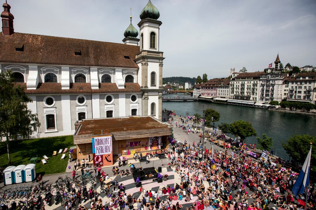 Frauen streiken am nationalen Frauenstreik am Freitag, 14. Juni 2019, in Luzern.