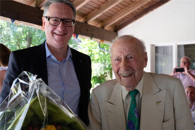 Stadtpräsident Roger Bachmann (SVP) gratuliert Max Spring zum 100. Geburtstag.