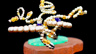 Kunst besser sehen… SichtArt präsentiert die bunte Perlenwelt von Doris Herrmann.