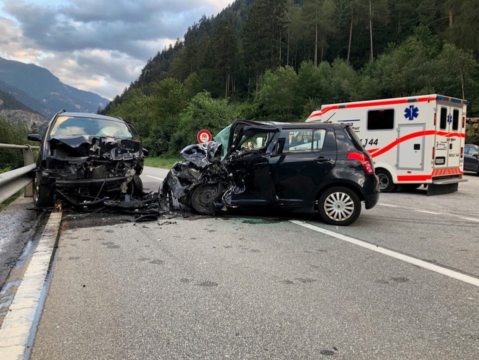 Rhäzüns GR, 17. September: Eine 49-jährige Autolenkerin ist tödlich verunfallt. Ein 35-jähriger Lenker verletzte sich leicht. Drei Autos waren am Unfall beteiligt.