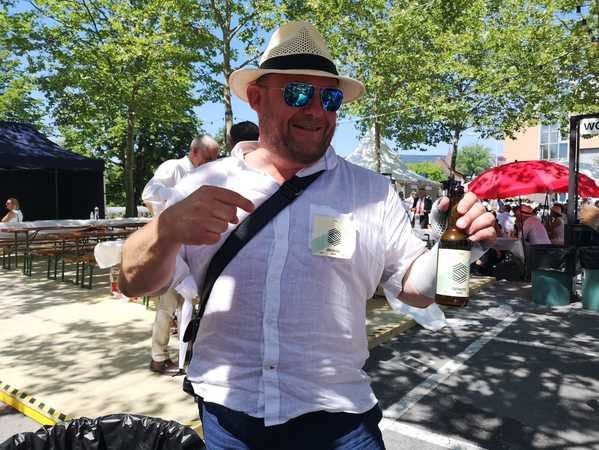«Trinkt Stadtwächter!» - Unternehmer Rolf Portmann boykotiert das deutsche Bier auf der Schanz und setzt auf lokal Gebrautes.