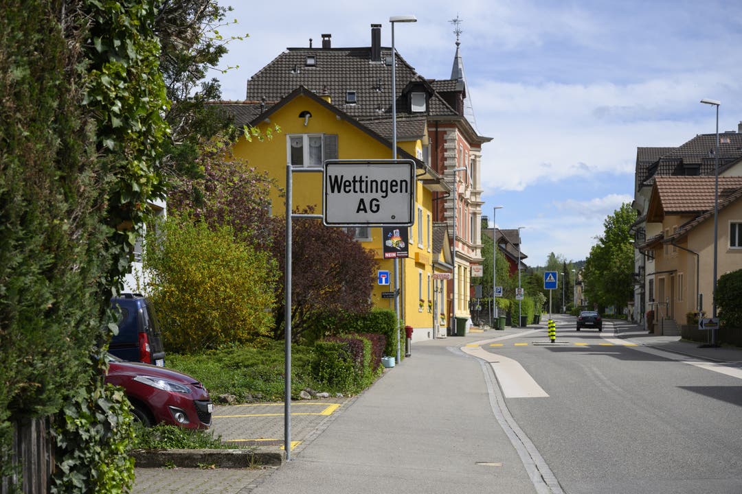 Wo genau die Grenze zwischen Baden und Wettingen jeweils verläuft, ist nicht immer wie hier an der Schartenstrasse sichtbar. An gewissen Stellen verläuft die Grenze quer durch Wohnhäuser.