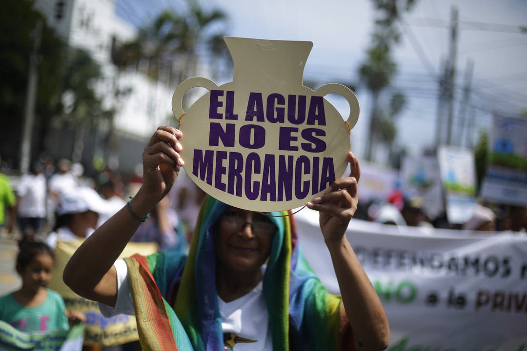 In Zentralamerika herrscht im Moment Dürre. Die Demonstrierenden in San Salvador beteiligen sich auch am Klima-Streik. (EPA/Rodrigo Sura)