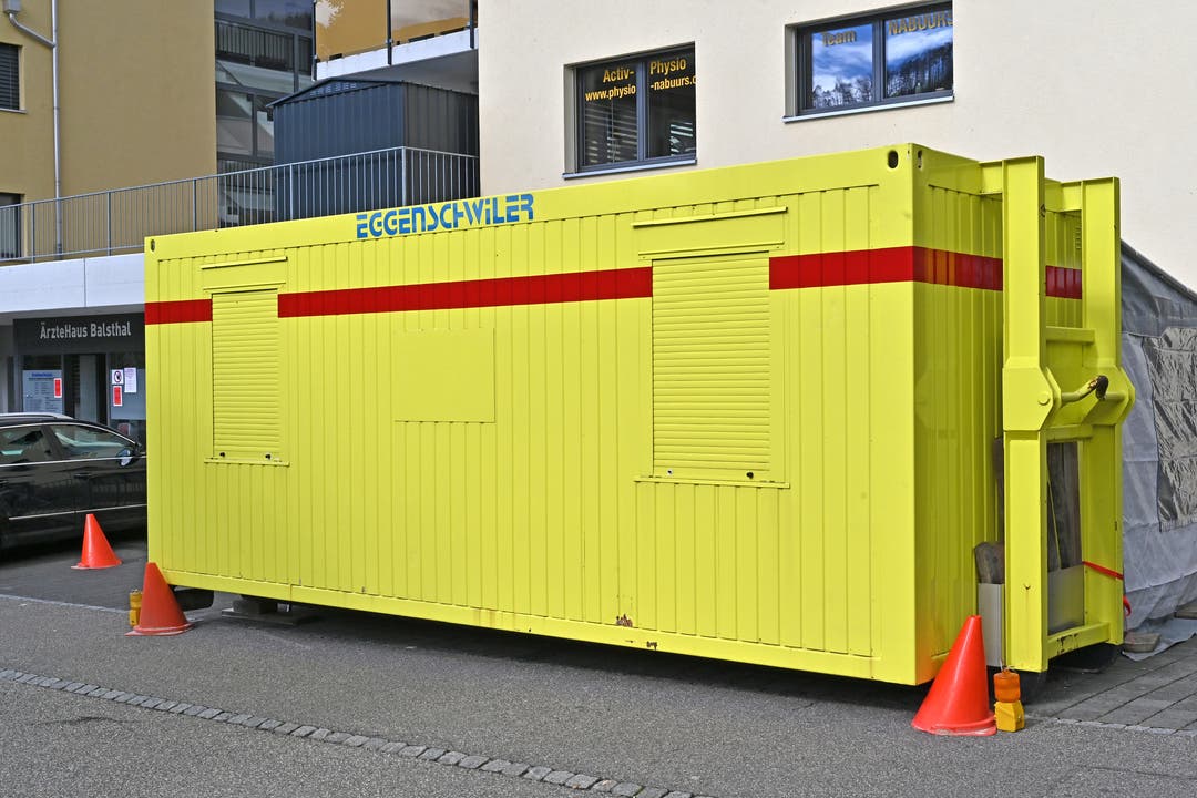 10.März: Das Ärztezentrum in Balsthal baut einen Triage-Container vor dem Gebäude auf. Damit sollen Personen mit Corona-Verdacht nicht im gleichen Warte- und Behandlungsraum mit anderen Patienten sitzen.