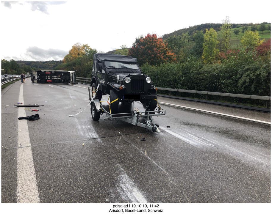 Arisdorf BL, 19. Oktober: Der 46-jährige Lenker eines Personenwagens hat am Samstagmittag auf der Autobahn A2 in Arisdorf BL beim Überholen ein Wohnmobil gestreift. Dieses geriet ins Schleudern und kippte. Ein Anhänger am Wohnmobil überschlug sich.