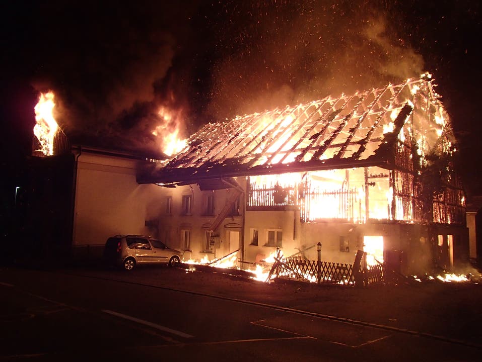 Stetten AG, 12. Oktober: Am Samstagmorgen brach in einem Mehrfamilienhaus in Stetten ein Feuer aus. Schnell stand das ganze Gebäude in Flammen.