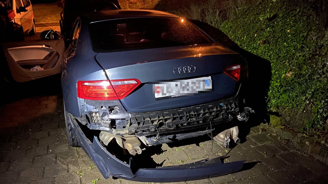 Strengelbach AG, 29. April: Bei einer Kollision mit einer A2-Leitplanke wird dieses Auto stark beschädigt – der Lenker fährt trotzdem nach Hause (...)