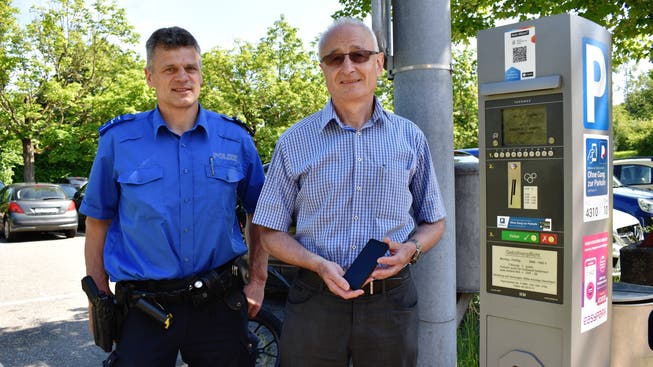Polizei-Chef Hansueli Loosli und Stadtrat Walter Jucker präsentierten das neue Bezahlsystem auf dem Parkplatz Engerfeld vor.