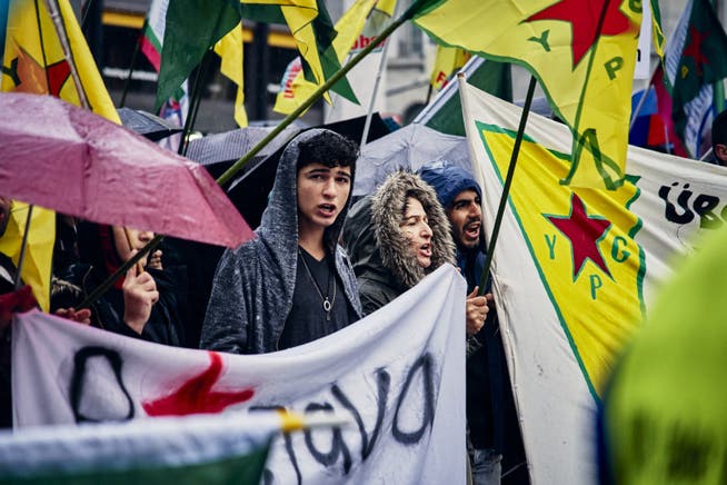 Wehren sich für ihre Volksgenossen: Kurden in der Schweiz an einer Demonstration.