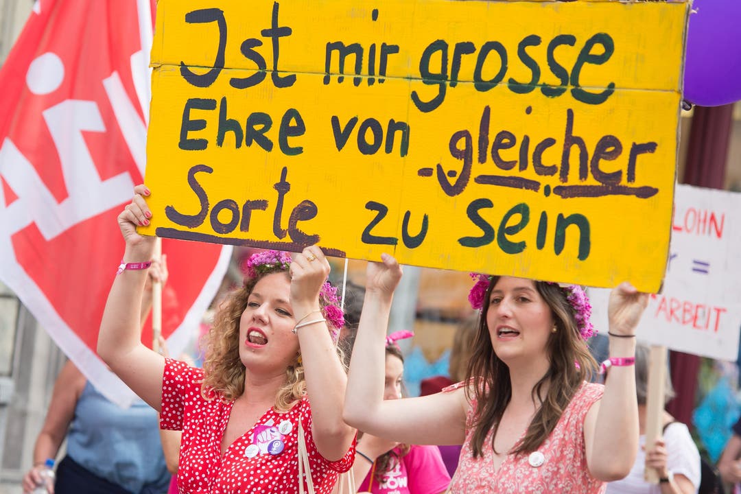 Diese Demonstrantinnen zitieren Emil Manser, das vor bald 15 Jahren verstorbene Luzerner Stadtoriginal.