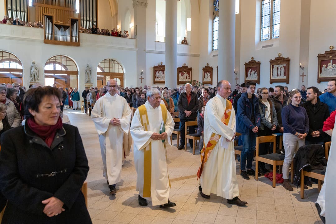  Beim feierlichen Einzug wurde Pfarrer Bucher von Dekan Markus Heil, Pfarrer Franz Eugen, Katechet Daniel Poltera und Seelsorger Heinz Bader begleitet.