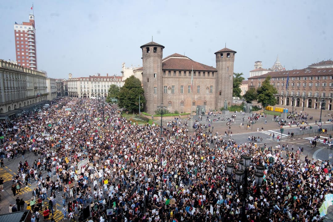 Auch in Turin gingen Tausende auf die Strasse. (EPA/ALESSANDRO DI MARCO)