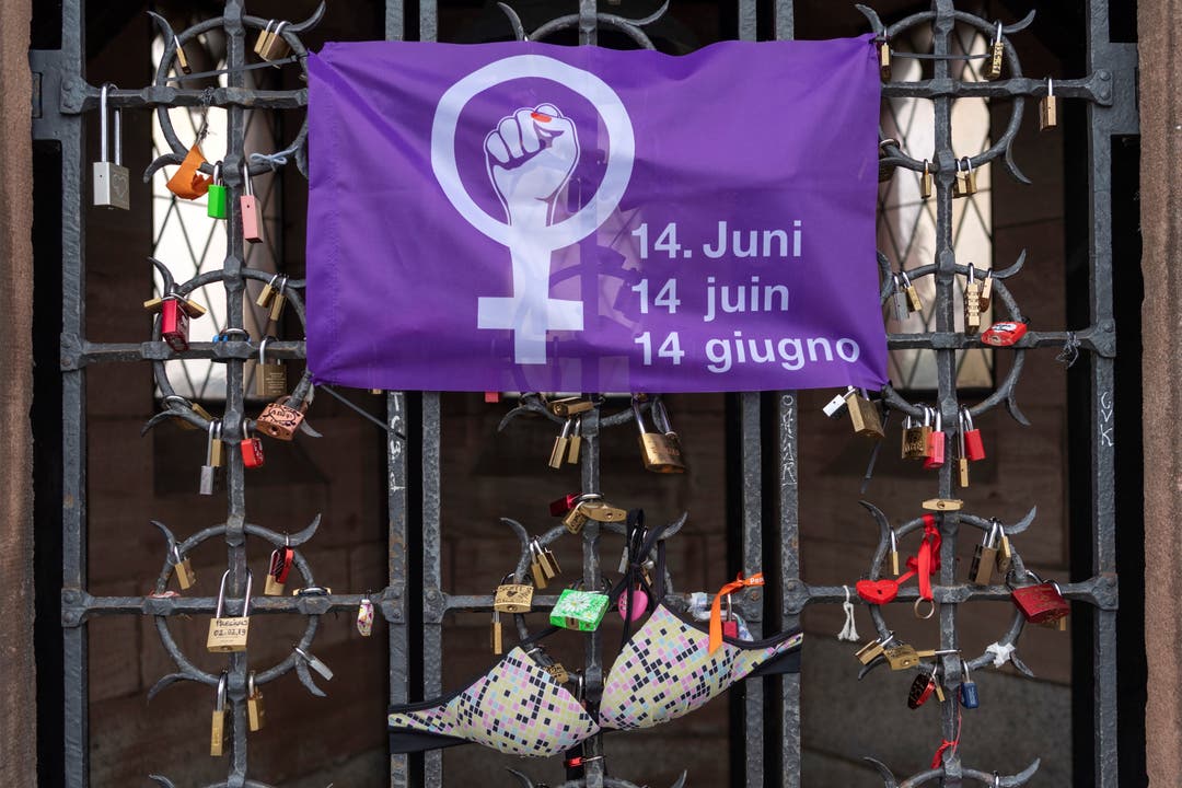 Dort, wo normalerweise Freundschaftschlösser befestigt werden, hängt ein Büstenhalter und ein Palakt für den Frauenstreik am Käppelijoch in Basel am Freitag, 14 Juni 2019.