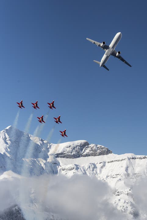 Die Patrouille Suisse und ein Airbus der Swiss bieten dem Publikum eine Flugshow.