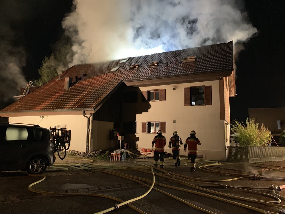 Selzach SO, 12. Oktober: Am frühen Samstag morgen brannte in Selzach ein Mehrfamilienhaus. Die Feuerwehr rückte mit einem Grossaufgebot aus.
