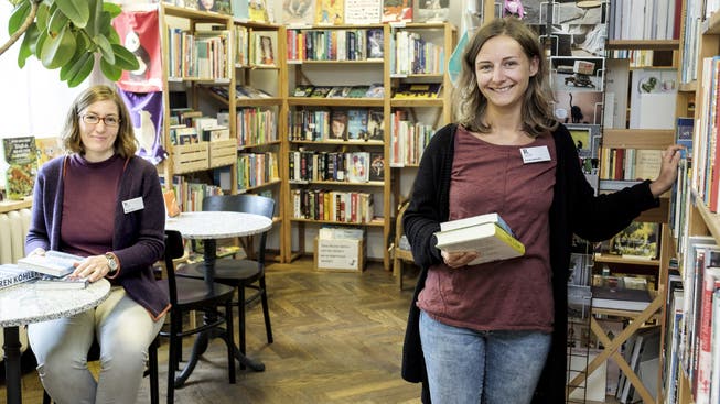 Maya Itin (links) und Farah Dettwiler von der Buchhandlung «Rapunzel». Hier kann man sich zum Lesen auch einschliessen lassen.