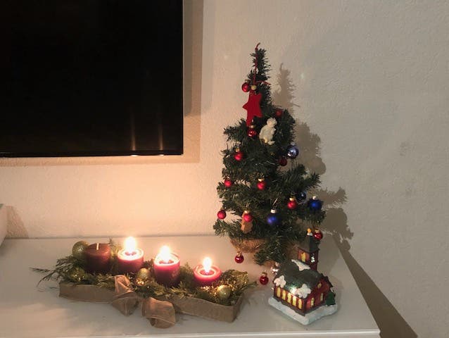 Die schöne besinnliche Weihnachtszeit «Meine Mutter denkt jedes Jahr an mich und bringt mir ein selbst gemachter Adventskranz. Dazu der Baum und die Kirche. Somit habe ich in meiner Wohnung ein weihnächtliches Ambiente was ich in unserer sonst hektischter Zeit sehr schätze.»