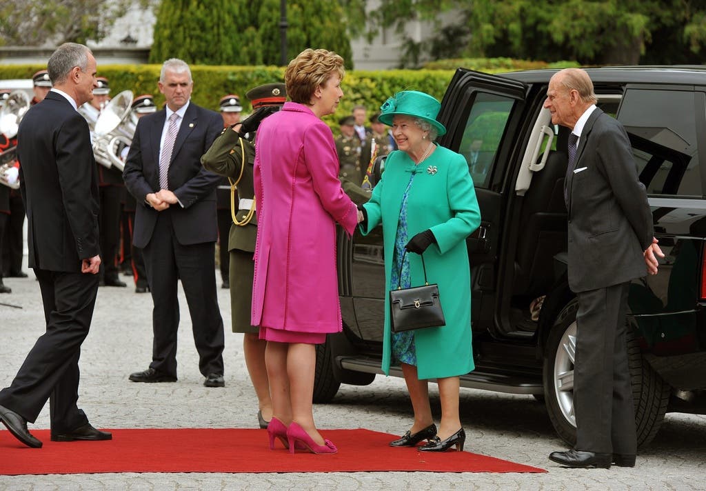 Historisch: Die Queen reist 2011 als erste britische Monarchin zu einem Besuch in die Republik Irland. In Dublin wird sie von Präsidentin Mary McAleese begrüsst.