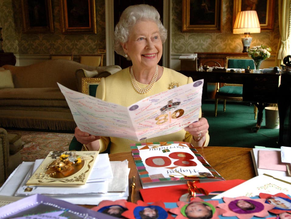Zu ihrem 80. Geburtstag am 21. April 2006 erhält die Queen über 20'000 Glückwunschkarten und 17'000 E-Mails.