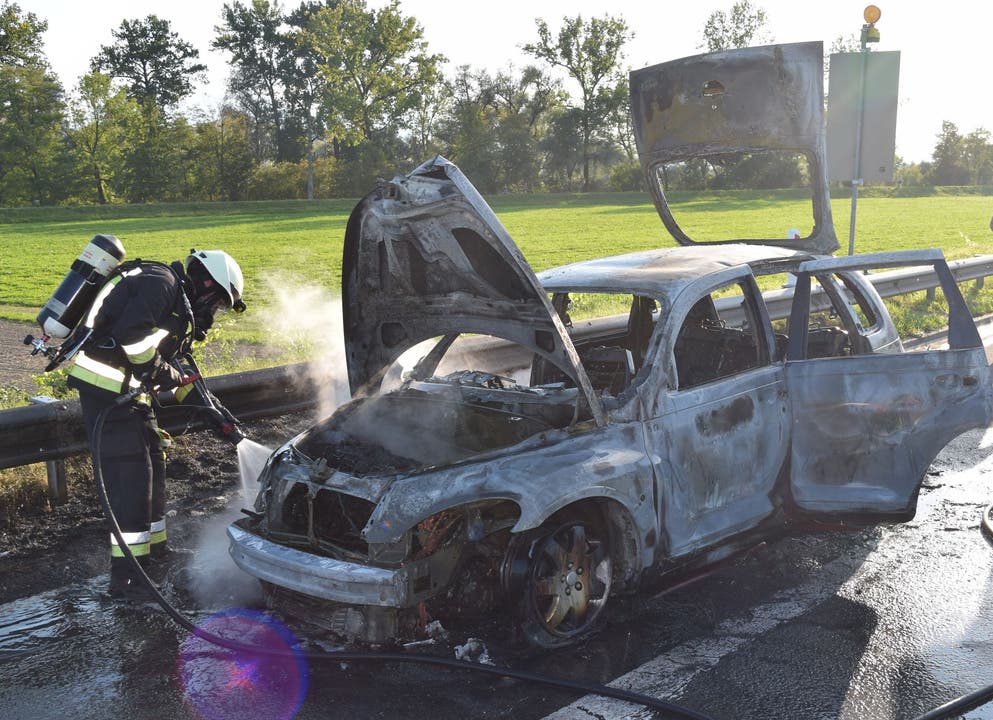 Root LU, 17. September: Ein Personenwagen geriet auf der Autobahn A14 in Brand. Das Fahrzeug brannte vollständig aus. Verletzt wurde niemand.