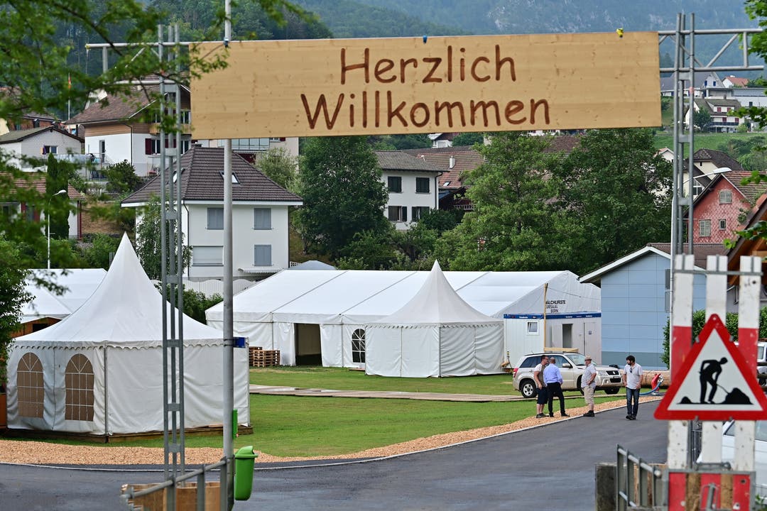 Impressionen vom Aufbau des «Jodlerdörfli» Aufbau 31. Nordwestschweizerisches Jodlerfest in Mümliswil - mit OK-Präsidentin Silvia Meister (Präsidentin NWSJV) und Kilian Bader (Gastronomie)