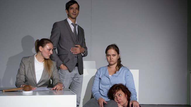 Eva Maria Jäggi, Nourdin Khamsi, Sofia Mészáros und Anne-Catherine Kramis (v.l.) im Stück «Corpus Delicti».