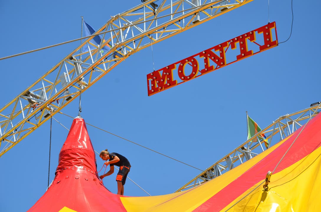 Das Zelt des Circus Monti mit dem neuen Zelt.